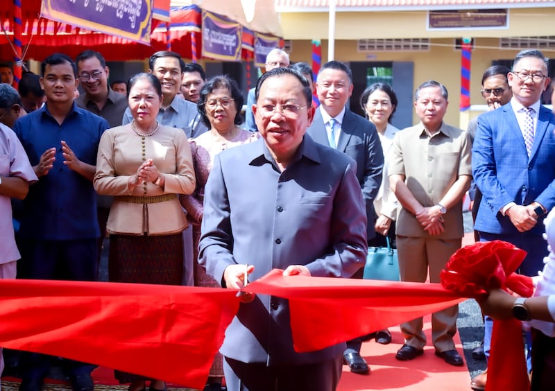 El Ministro de Cultos y Religión de Camboya, Chay Borin, corta la cinta para celebrar la finalización de las renovaciones de seis escuelas primarias donadas por la Iglesia en el distrito de Dambae, Camboya, el 7 de junio de 2025.
