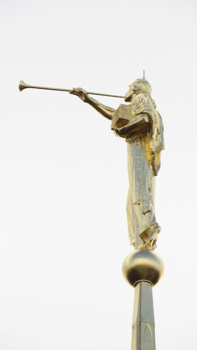 La estatua del ángel Moroni de Avard Fairbanks se ve en el Templo de Washington D.C.