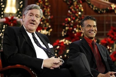 El actor Edward Herrmann, a la izquierda, con Brian Stokes Mitchell, habla con la prensa en el Centro de Conferencias de La Iglesia de Jesucristo de los Santos de los Últimos Días en 2009.