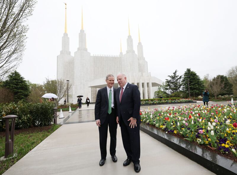 El élder David A. Bednar, del Cuórum de los Doce Apóstoles de la Iglesia de Jesucristo de los Santos de los Últimos Días, a la izquierda, sonríe con el gobernador de Maryland, Larry Hogan, después de un recorrido por el Templo de Washington D.C. y el centro de visitantes en Kensington, Maryland. el lunes 18 de abril de 2022.