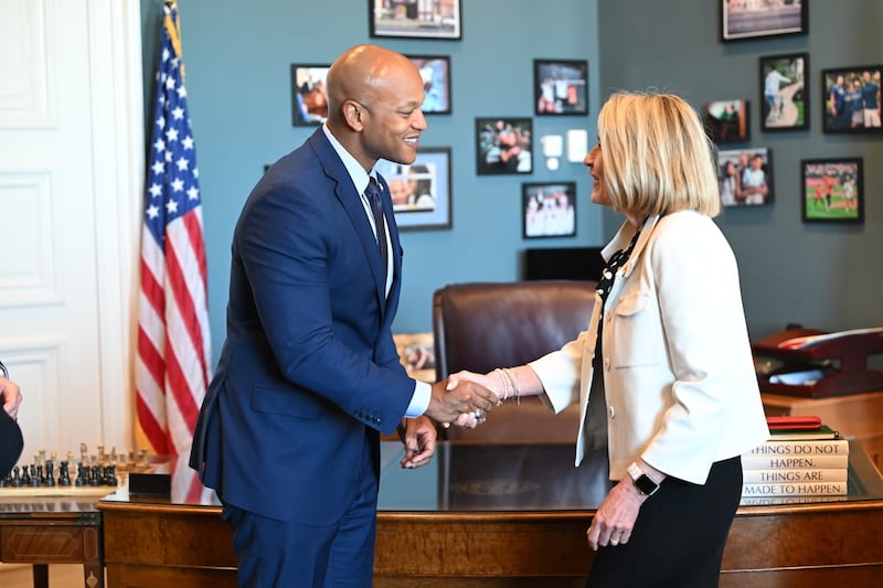 La presidenta Camille N. Johnson saluda al gobernador de Maryland, Wes Moore, en su oficina en Annapolis, Maryland, el viernes, 15 de mayo de 2026.