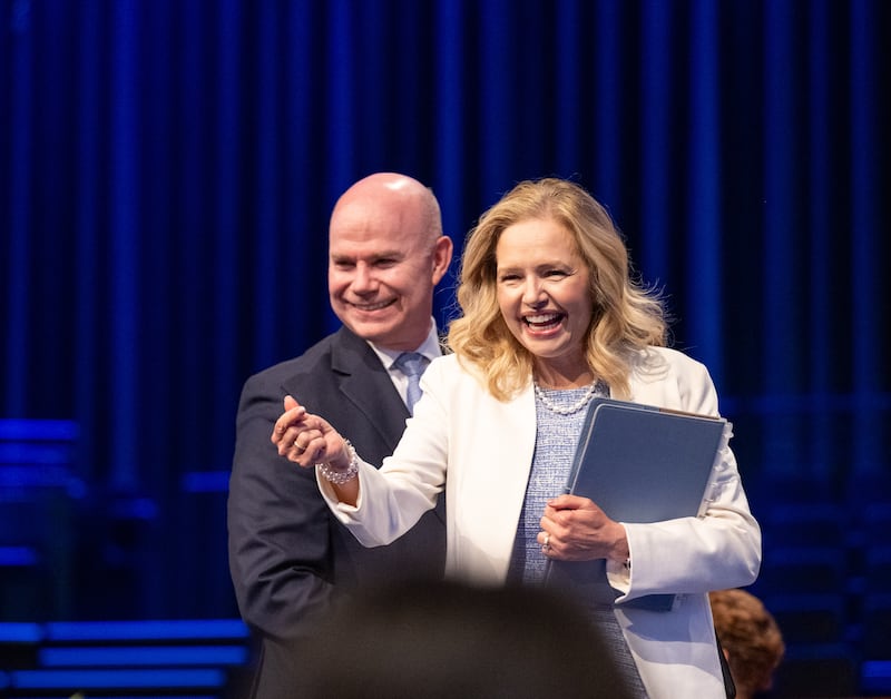 El presidente de la Universidad Brigham Young–Idaho, Alvin F. Meredith III, y su esposa, la hermana Jennifer Meredith, saludan a los estudiantes en un devocional del campus el martes, 21 de abril de 2026, en Rexburg, Idaho.