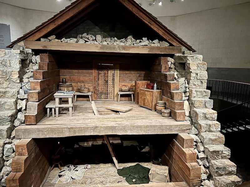 Una réplica a escala completa de la Cárcel de Liberty que muestra sus dimensiones y construcción está dentro del Centro de Visitantes de la Cárcel de Liberty en Liberty, Misuri, en mayo de 2026.