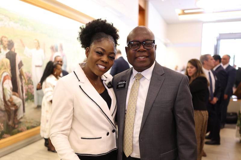 El Presidente Junior Banza y la Hermana Annie Banza posan para una fotografía en el Centro de Capacitación Misional de Provo durante el Seminario para Nuevos Líderes de Misión en Provo, Utah, 21 de junio de 2026.