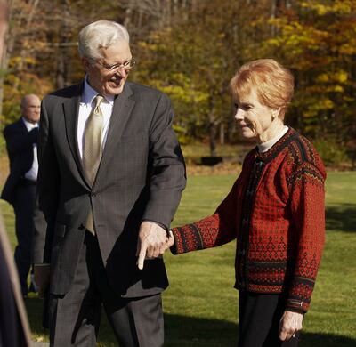 Élder D. Todd Christofferson, del Cuórum de los Doce Apóstoles de la Iglesia de Jesucristo de los Santos de los Últimos Días, de la mano con su esposa, hermana Kathy Christofferson, en el Monumento conmemorativo del lugar de nacimiento de José Smith, en Sharon, Vt., el sábado 19 de oct. de 2019.