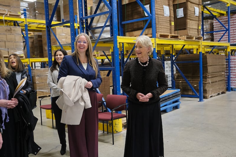 La directora ejecutiva del Programa Mundial de Alimentos, Cindy McCain, realiza un recorrido por el Almacén del Obispo Central en Salt Lake City el viernes, 30 de enero de 2026.