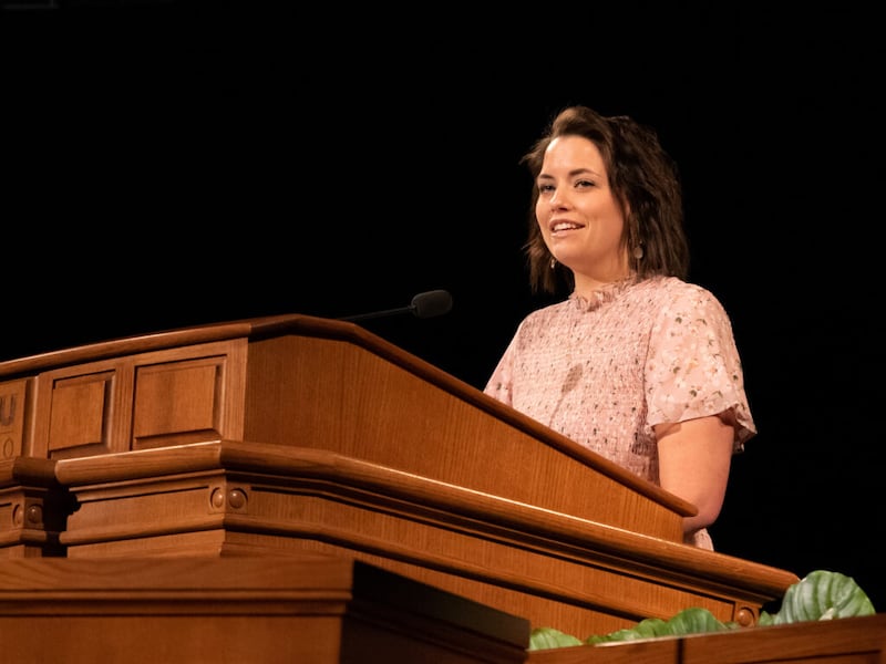 Cassi Johnson habla durante el devocional de BYU-Idaho el 19 de abril de 2022.