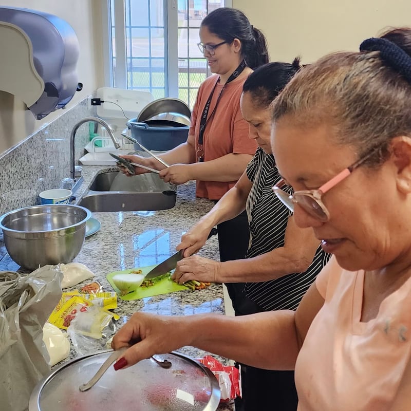 Los miembros de La Iglesia de Jesucristo de los Santos de los Últimos Días en Juticalpa, Honduras, preparan comidas para otros durante la Semana Santa en marzo de 2026.