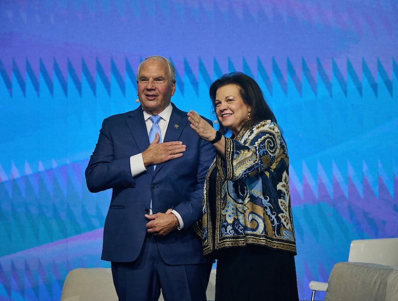 El élder Ronald A. Rasband, del Cuórum de los Doce Apóstoles, y su esposa, la hermana Melanie Rasband, hablan en el Día de Descubrimiento Familiar de RootsTech 2026.
