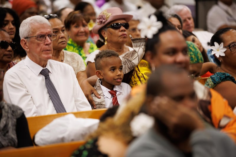 Los Santos de los Últimos Días se reúnen para un devocional con el élder Gary E. Stevenson, del Cuórum de los Doce Apóstoles, en Numea, Nueva Caledonia, el 19 de mayo de 2026.