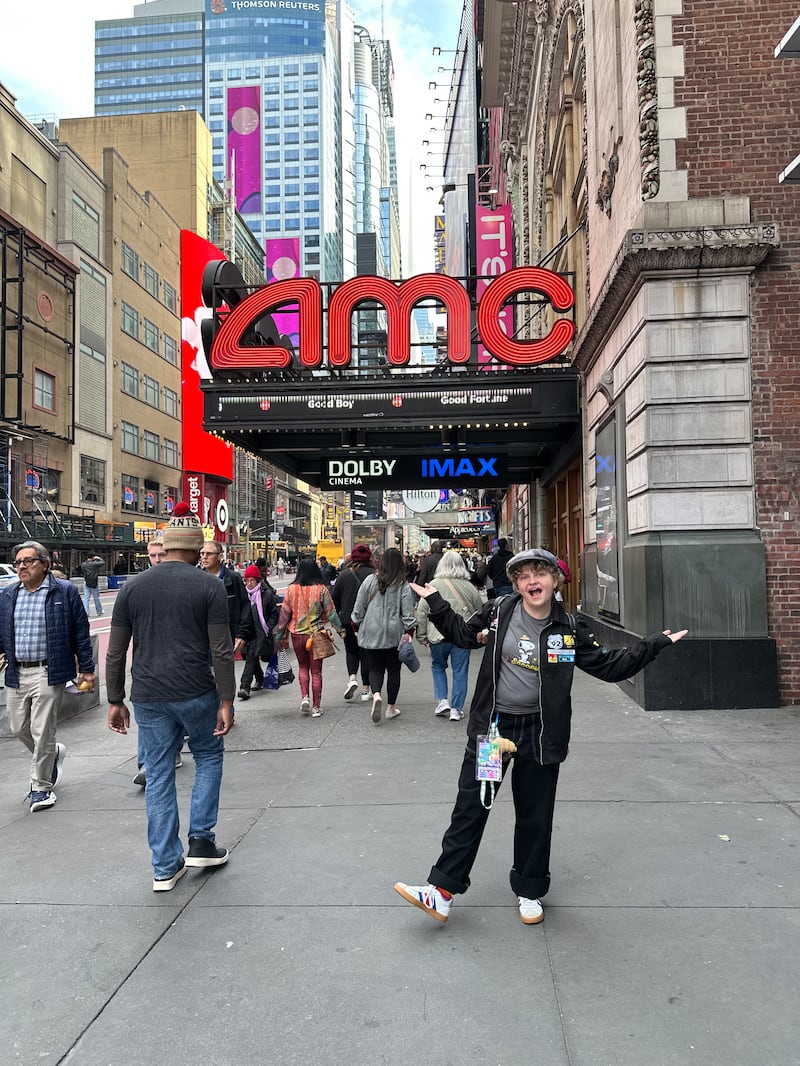 Paige Olsen — ganadora de la categoría de presentación de diseño en el Festival de Cine de Escuelas Secundarias All-American — sonríe para una foto fuera de un cine en la Ciudad de Nueva York donde se proyectó su documental sobre su abuelo el 18 de octubre de 2025.