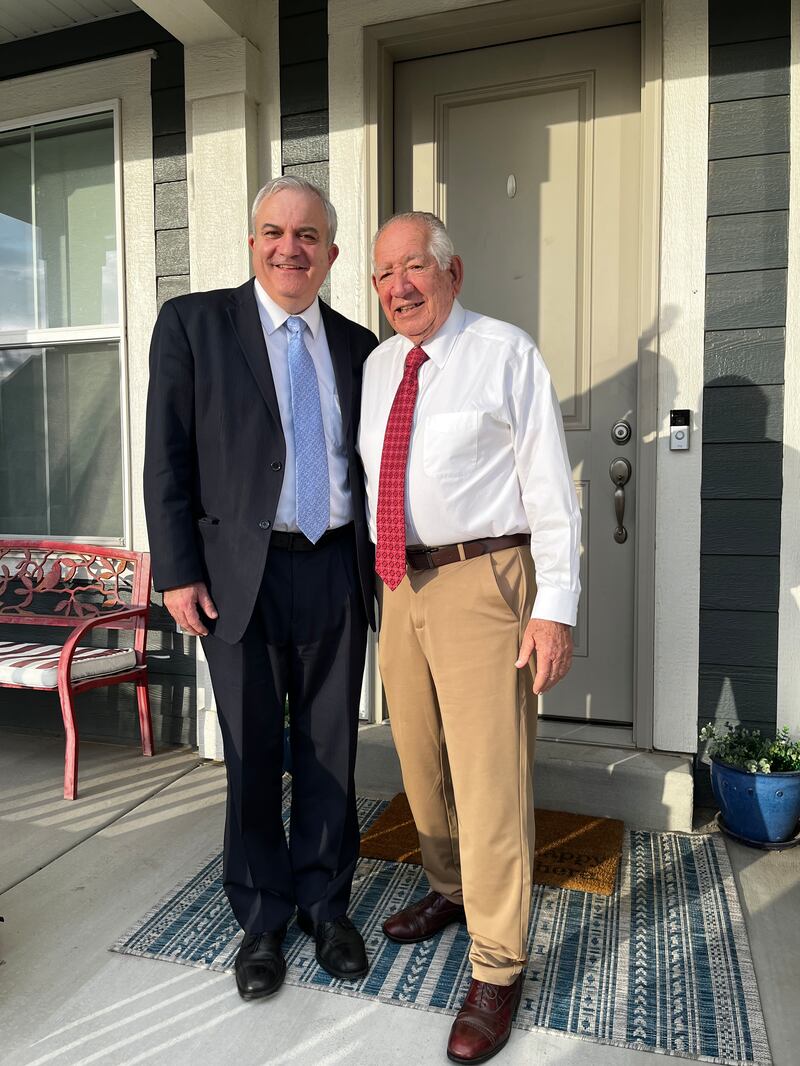 Izquierda, el Élder Martin P. Fernández, un Setenta de Área, junto a Lee McCann, el misionero que bautizó a su padre en 1961. Los dos se reunieron el 3 de mayo de 2025 en Highland, Utah.