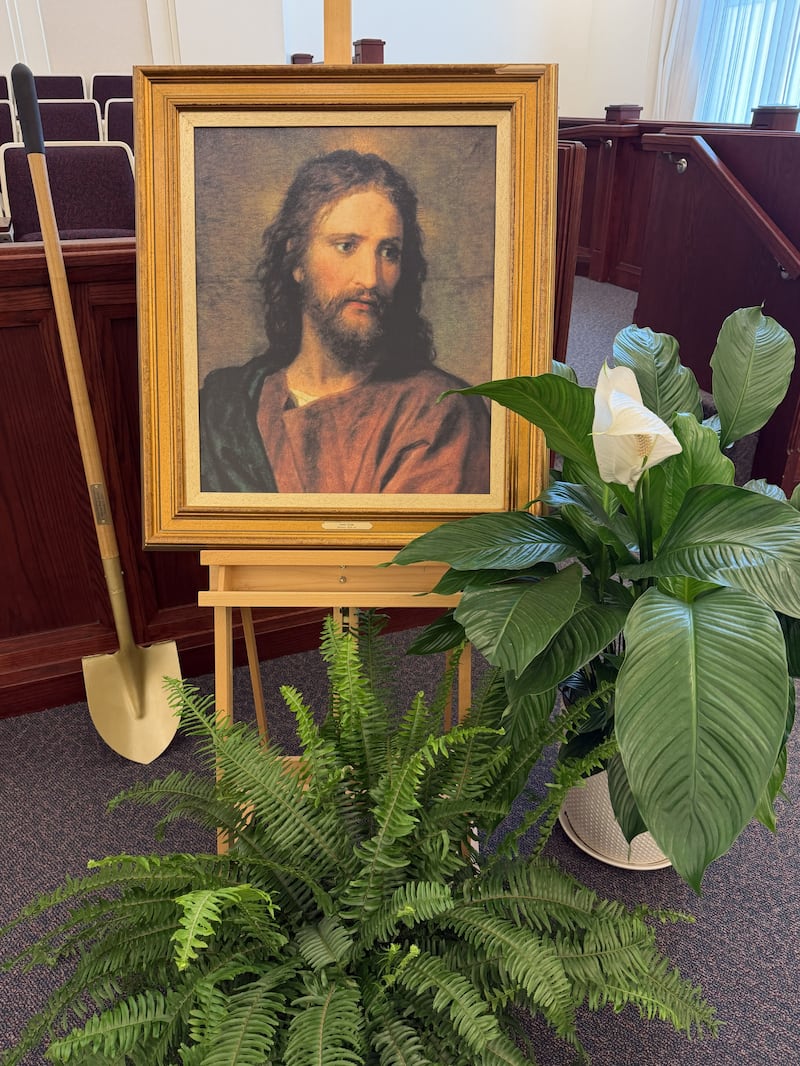 Una pintura de Jesucristo se exhibe dentro de una capilla local en Fairview, Texas, el sábado 21 de febrero de 2026, durante la ceremonia de la palada inicial del Templo de Fairview, Texas.