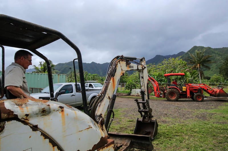 El élder Mons Ellingson, a la izquierda, y la hermana Sarah Ellingson mueven sus tractores de la entrada de su casa, el sábado, 20 de marzo de 2021 en la granja Laie Hawaii Crops Farm en Hauula, Hawái. Los Ellingsons administran la granja Laie Hawaii Crops Farm de 72 hectáreas que está dividida en parcelas cultivables de diferentes tamaños y que pueden tener desde 1.350 metros cuadrados hasta 5.000 metros cuadrados. Durante la pandemia de COVID-19, la tierra ha sido una parte vital para la alim…