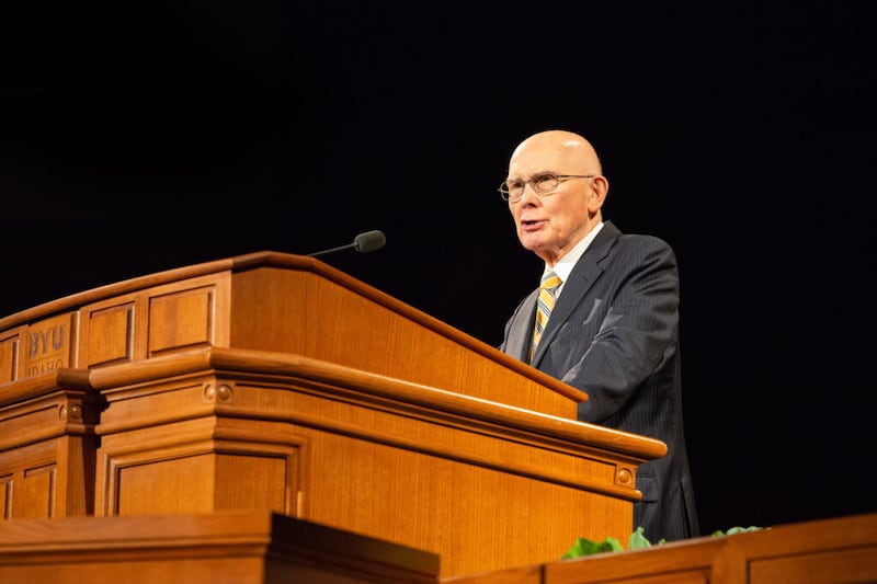 El presidente Dallin H. Oaks, de la Primera Presidencia, habla a los estudiantes de BYU-Idaho durante un devocional celebrado en el BYU-Idaho Center el martes, 16 de noviembre de 2021.