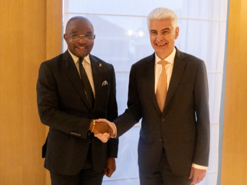 El élder Gérald Caussé da la mano a un ministro del gobierno de la RDC en Nairobi, Kenia, el 16 de octubre de 2026.
