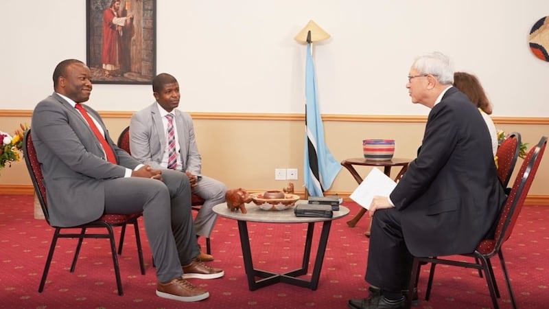 El élder y la hermana Gong conversan con dos líderes de la Iglesia de Botsuana en Johannesburgo, Sudáfrica, el 16 de mayo de 2026.