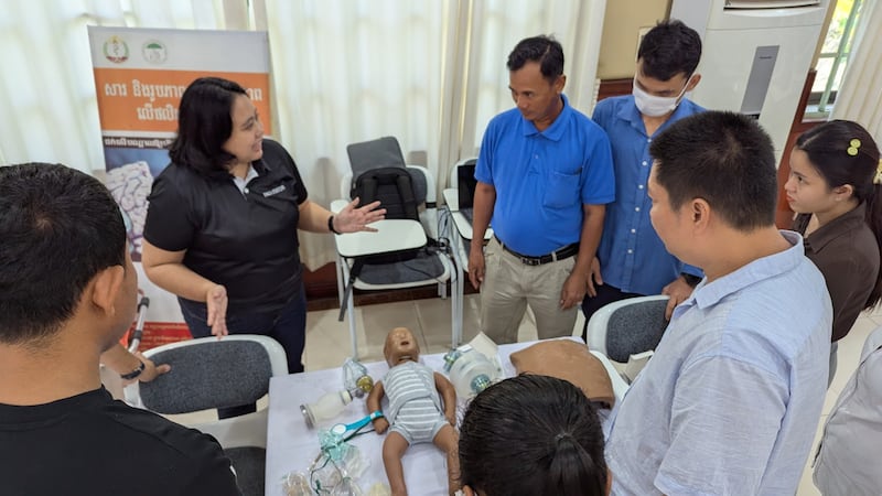 Médicos y enfermeras aprenden atención de emergencia para recién nacidos en el Hospital Provincial de Kampong Cham del 24 al 27 de marzo de 2025, en Kampong Cham, Camboya. Las capacitaciones fueron apoyadas por la Iglesia.