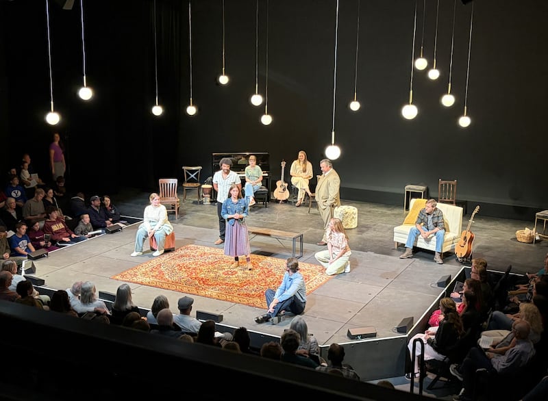 El elenco de la producción de BYU titulada "All the Beautiful Things" actúa en la Universidad Brigham Young en Provo, Utah, para la Celebración del Centenario del Colegio de Artes Finas y Comunicación el 10 de octubre de 2026.