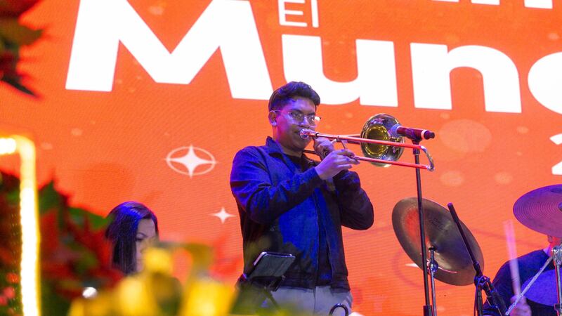 Un músico se presenta durante un devocional navideño de Ilumina el Mundo en San Luis Potosí, México, el 30 de noviembre de 2024.