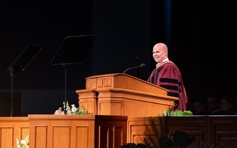 El presidente de BYU–Idaho, Alvin F. Meredith III, habla durante la ceremonia de graduación celebrada en el Centro BYU–I el jueves 23 de julio de 2026 en Rexburg, Idaho.