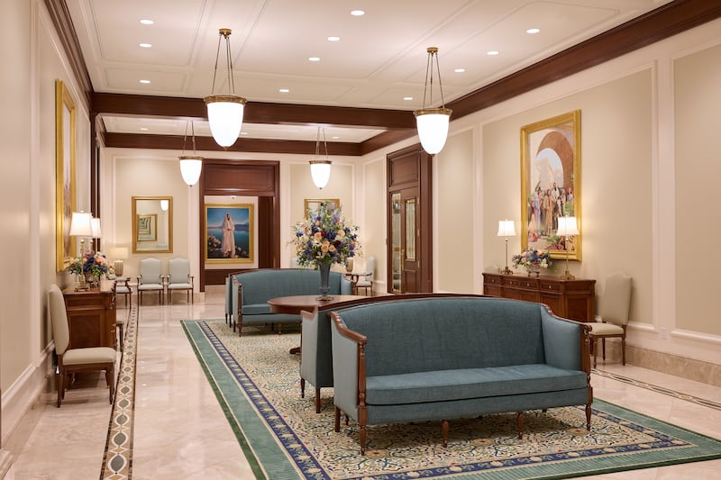 Un área de espera dentro del Templo de Lindon, Utah.