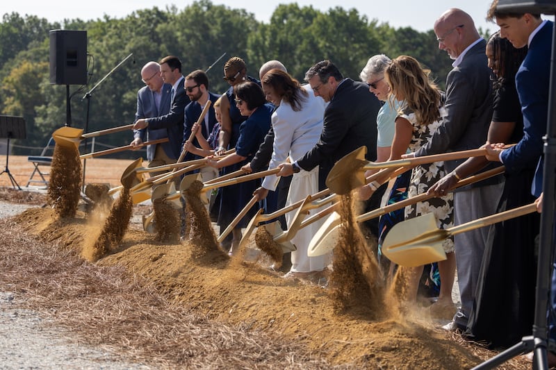 Miembros locales de La Iglesia de Jesucristo de los Santos de los Últimos Días y miembros de la comunidad rompen tierra para el Templo de Huntsville, Alabama, el sábado, 15 de agosto de 2026, en Madison, Alabama.