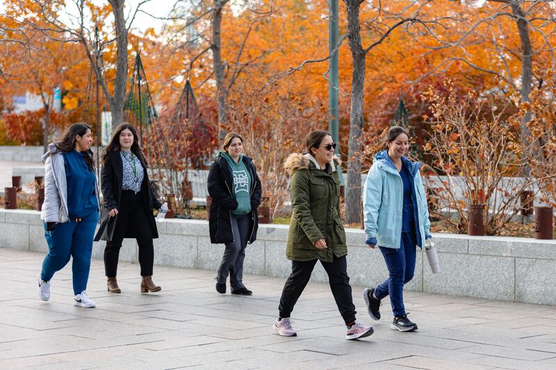 Estudiantes de Ensign College caminan hacia el Teatro del Centro de Conferencias en el centro de Salt Lake City para la reunión devocional el martes 19 de noviembre de 2024.