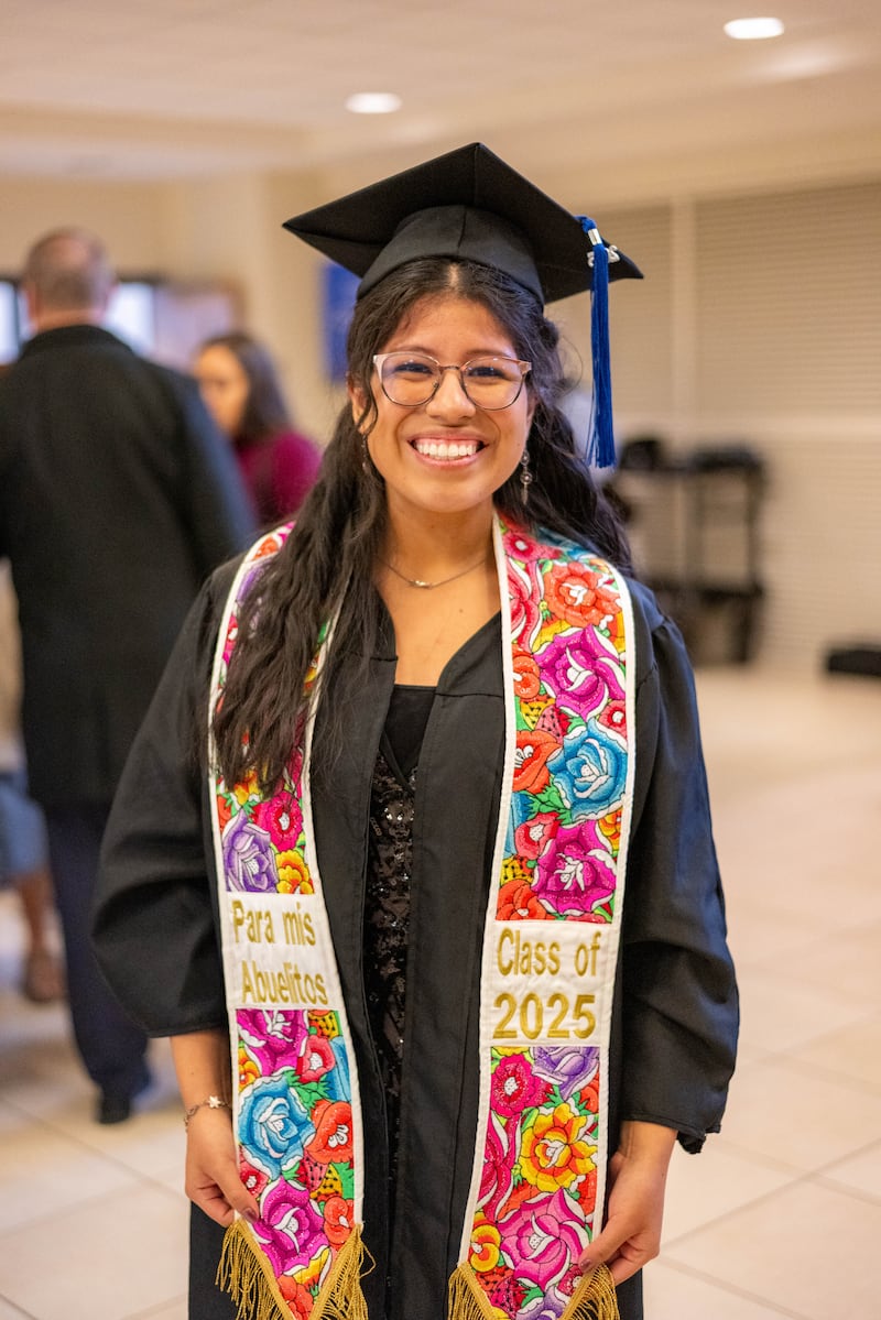 Los graduados de BYU–Idaho y sus seres queridos se reúnen en el Centro BYU–I en Rexburg, Idaho, para la ceremonia de graduación el jueves, 18 de diciembre de 2025.
