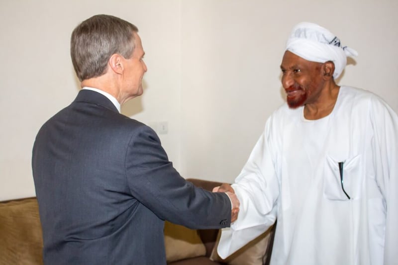 El élder David A. Bednar saluda al ex primer ministro de Sudán, Sadig al-Mahdi, durante una visita a Jartum, Sudán, en febrero de 2020.