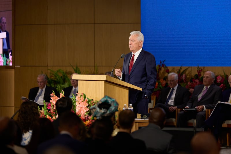 El presidente Dieter F. Uchtdorf habla durante el Seminario para Nuevos Líderes de Misión 2026 en el Centro de Capacitación Misional de Provo.