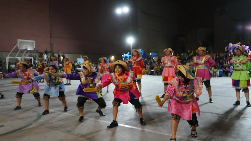 Bailarines participan en un festival celebrado para conmemorar el centésimo aniversario de los Institutos de Religión en Lima, Perú, el 26 de septiembre de 2026.