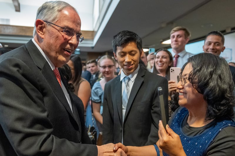 El élder Neil L. Andersen del Cuórum de los Doce Apóstoles saluda a los asistentes después de un devocional para adultos jóvenes en Placentia, California, el sábado 16 de mayo de 2026.