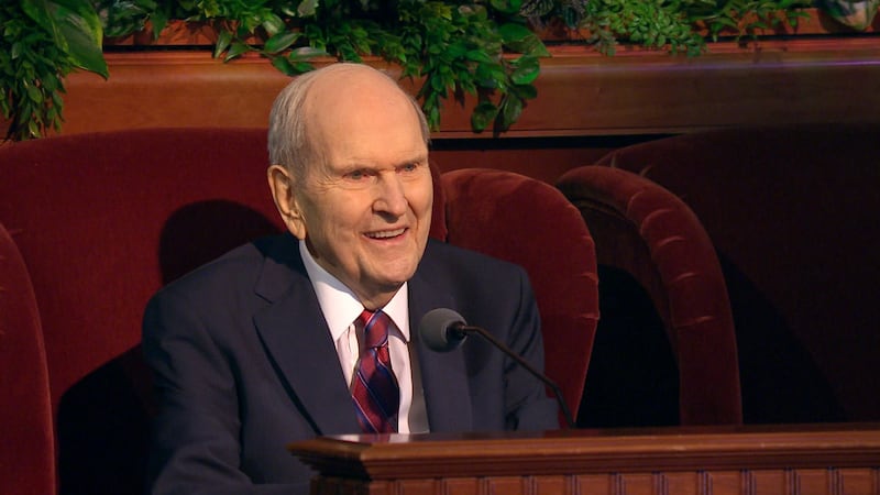 El presidente Russell M. Nelson está sentado mientras habla en la conferencia general el 1 de octubre de 2023.