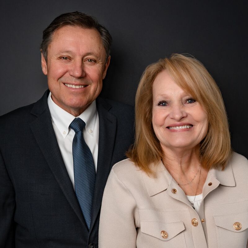 Michael L. Staheli y Linda Staheli, quienes servirán como presidente y directora del nuevo Templo de Smithfield, Utah, cuando sea dedicado.