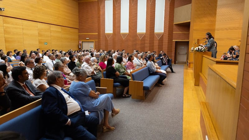 Sister Kristin M. Yee habla durante una devocional en Madrid, España, el 4 de septiembre de 2026.