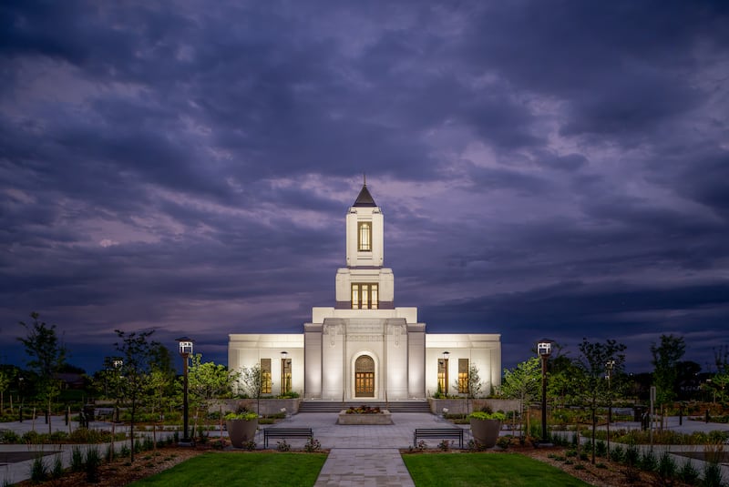 El Templo de Wichita Kansas de noche.