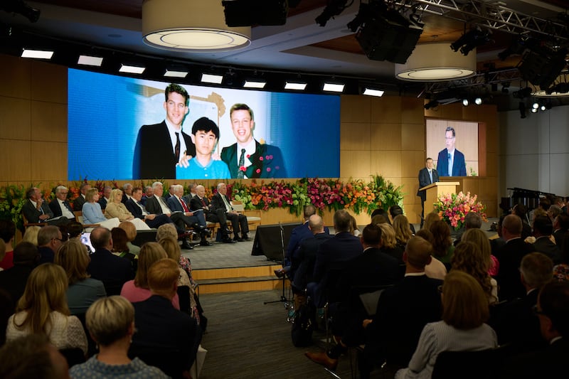 El élder Clark G. Gilbert, del Quórum de los Doce Apóstoles, habla en el Seminario para Nuevos Líderes de Misión 2026 en el Centro de Capacitación Misional de Provo en Provo, Utah, el 19 de junio de 2026.
