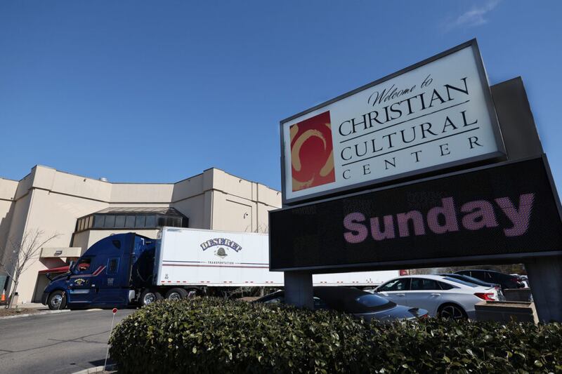 Un camión de Deseret Transportation de la Iglesia de Jesucristo de los Santos de los Últimos Días entrega alimentos donados al Centro Comunitario Cristiano en Brooklyn, Nueva York, el viernes 4 de marzo de 2022.