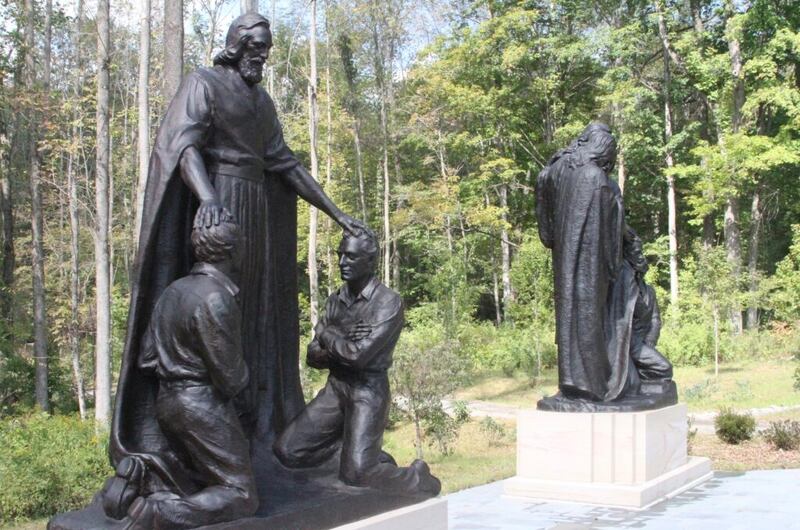 Las estatuas afuera del centro de reuniones y de visitantes de los Santos de los Últimos Días recién construido en el Sitio de la Restauración del Sacerdocio representan las visitas de los seres resucitados Juan el Bautista, izquierda, y Pedro, Santiago y Juan, derecha, a José Smith y Oliver Cowdery.