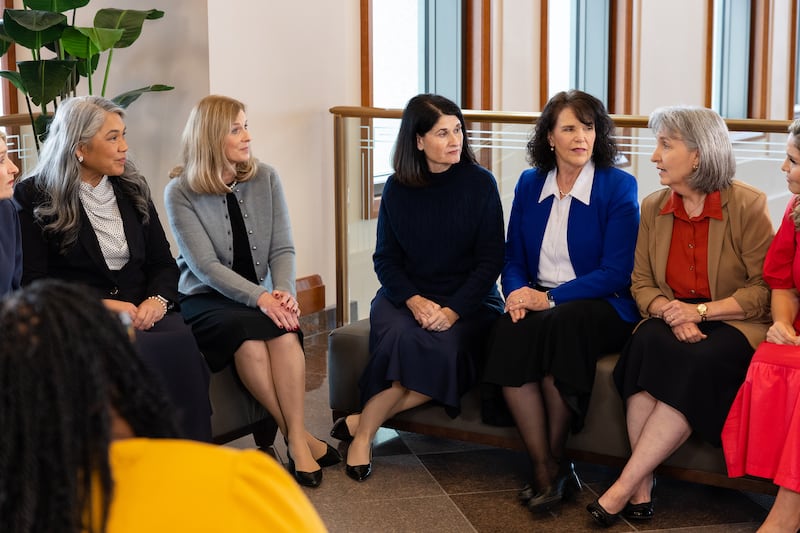 Las integrantes del consejo asesor general de la Sociedad de Socorro conversan con la presidencia general en el Centro de Conferencias en Salt Lake City.