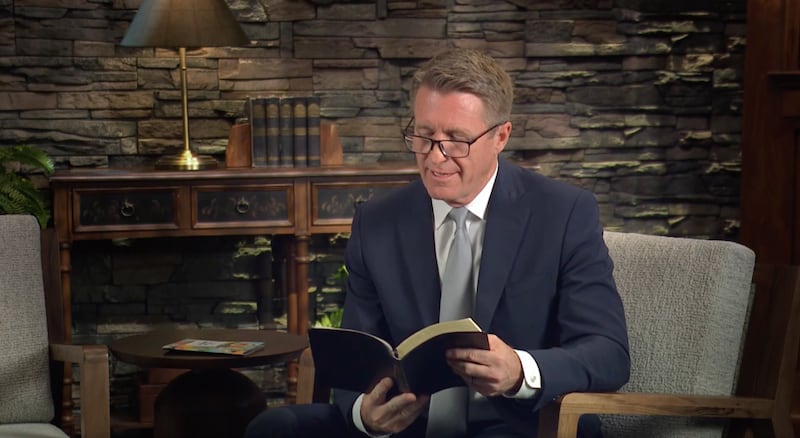 El Presidente General de los Hombres Jóvenes Timothy L. Farnes habla en un video titulado "For the Strength of Youth Curriculum", diseñado para verse en ramas y barrios el domingo 30 de agosto de 2026.