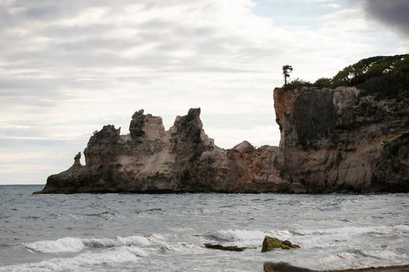 Una formación rocosa conocida como “Punta Ventana,” quedó sin el puente que una vez creó la formación de la ventana, o un agujero, en Guayanilla, Puerto Rico, el lunes, 6 de enero de 2020. El puente natural se derrumbó durante el terremoto de la mañana.