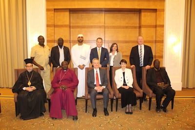 El élder David A. Bednar y la hermana Susan Bednar se reúnen con miembros del Consejo Sudanés de Iglesias en febrero de 2020.