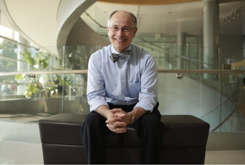 J. Scott Miller, decano del Colegio de Humanidades de la Universidad Brigham Young, posa para una fotografía promocional antes de dar un devocional de la BYU en 2018.