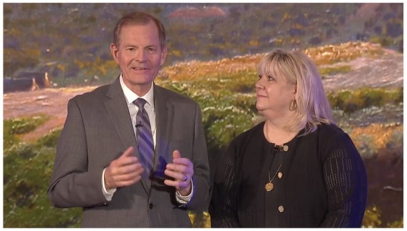 El élder Gary E. Stevenson, del Cuórum de los Doce Apóstoles, y su esposa, la hermana Lesa Stevenson, enseñan sobre el equilibrio en el devocional mundial para jóvenes adultos, el domingo, 2 de mayo de 2021.