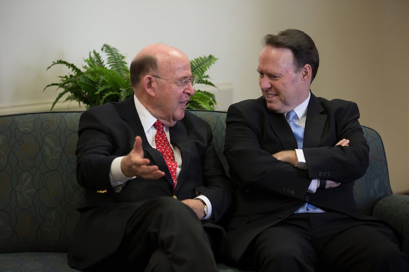 El ex fiscal general de Nueva York Robert Abrams conversa con el élder David L. Buckner de los Setenta en el Centro de Ayuda Humanitaria el 13 de marzo de 2018.