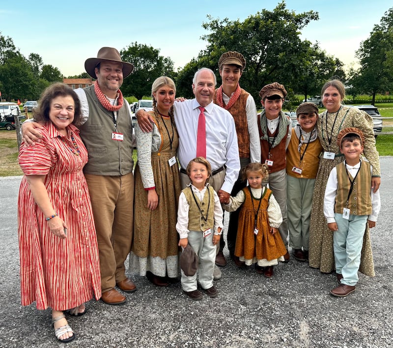 El élder Ronald A. Rasband, del Cuórum de los Doce Apóstoles (al centro), y la hermana Melanie Rasband (a la izquierda), posan con su hijo Christian y varios miembros de la familia en Nauvoo, Illinois, en julio de 2025.