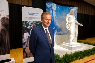Élder Gary E. Stevenson, del Cuórum de los Doce Apóstoles, habla con los medios de comunicación después de guiarlos en un recorrido por el Templo de Pocatello Idaho, el lunes, 13 de septiembre de 2021.