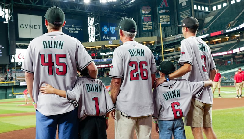 El élder Michael A. Dunn, Setenta Autoridad General, al centro, disfruta de un juego de béisbol de los Diamondbacks de Arizona en Phoenix, Arizona, el lunes 20 de julio de 2026.